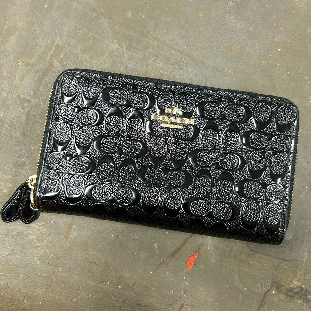 Authentic COACH Wallet. Great Used Condition. Smoke free, Pet Free home.